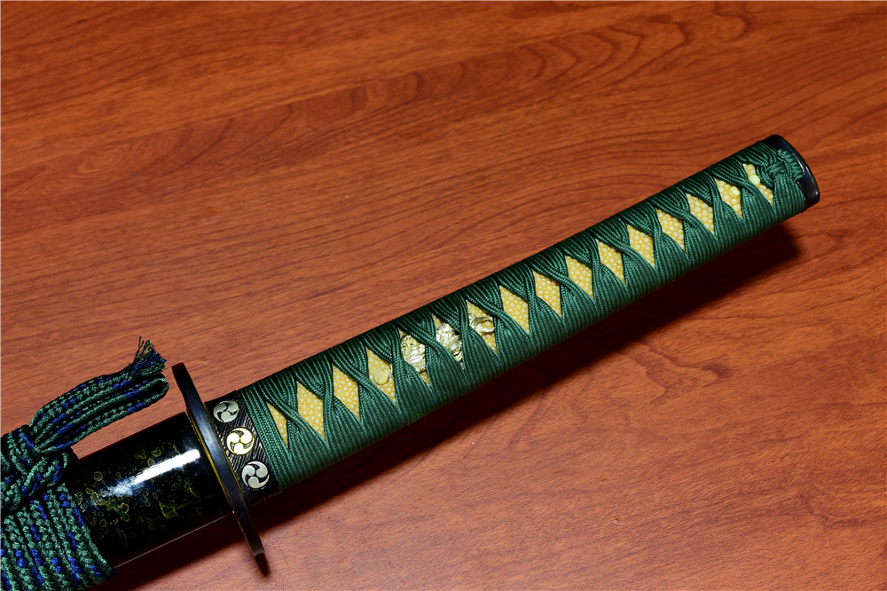 红色漆鞘 米白色正娟柄卷 米黄色加粗下绪:黑色漆鞘 正娟米白柄卷 米